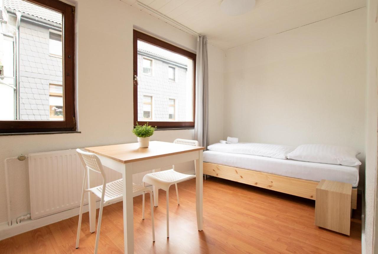 Raj Living - 1 , 2 And 3 Monteur * Duisburg
