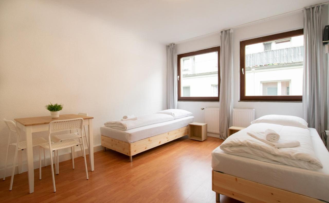 Raj Living - 1 , 2 And 3 Monteur * Duisburg